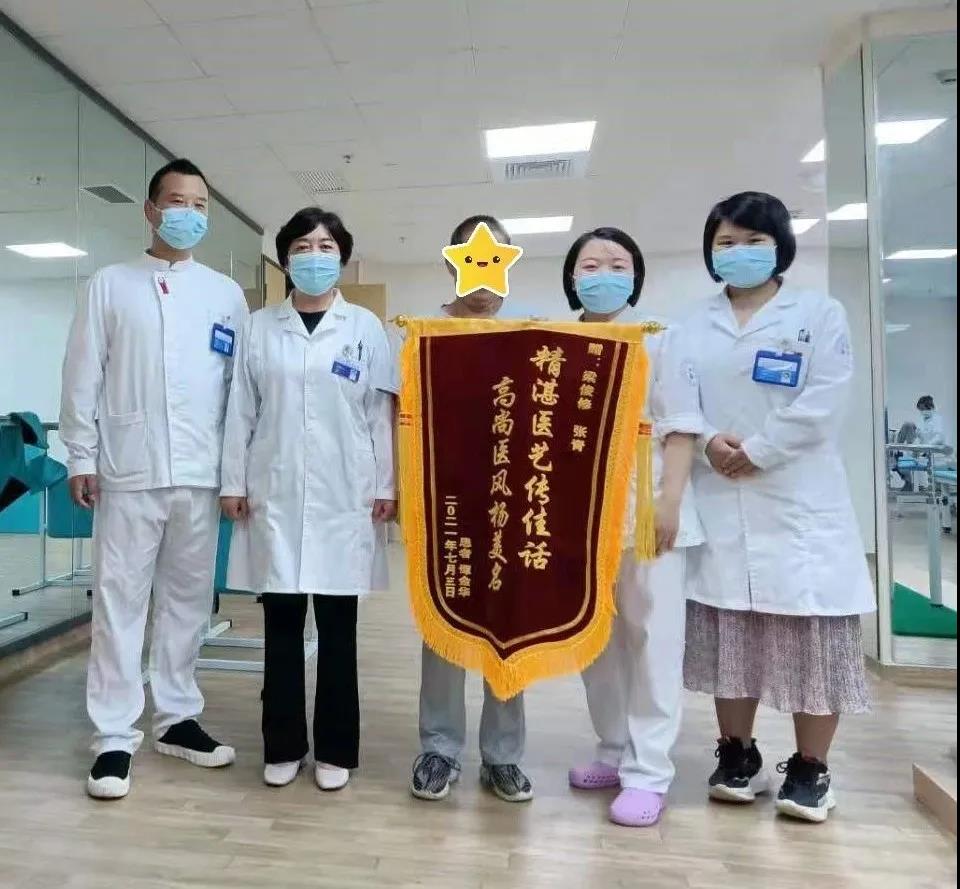 感恩｜濃濃感恩情，錦旗贈(zèng)白衣