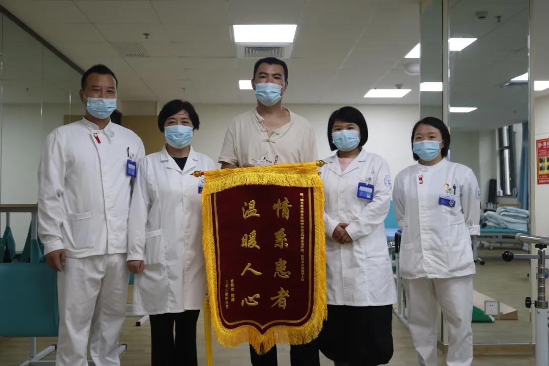 精湛醫(yī)術(shù) | 患者感恩送錦旗，醫(yī)患情誼暖人心
